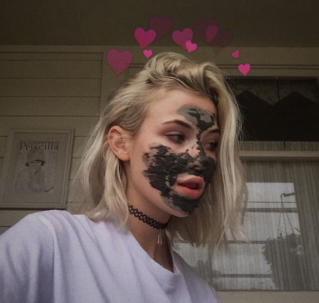 Chica con mascarilla de carbón en el rostro