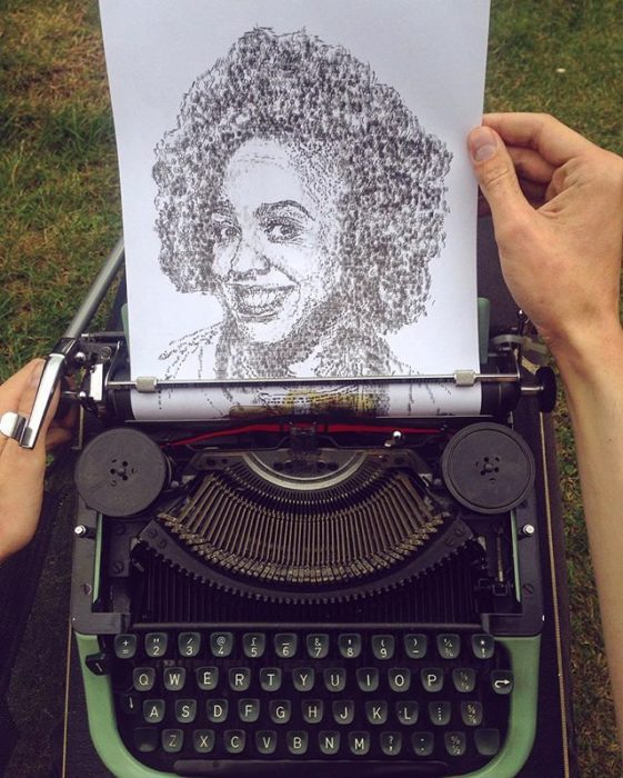 Dibujo de James Cook hecho en una máquina de escribir de una mujer de piel negra con cabello rizado
