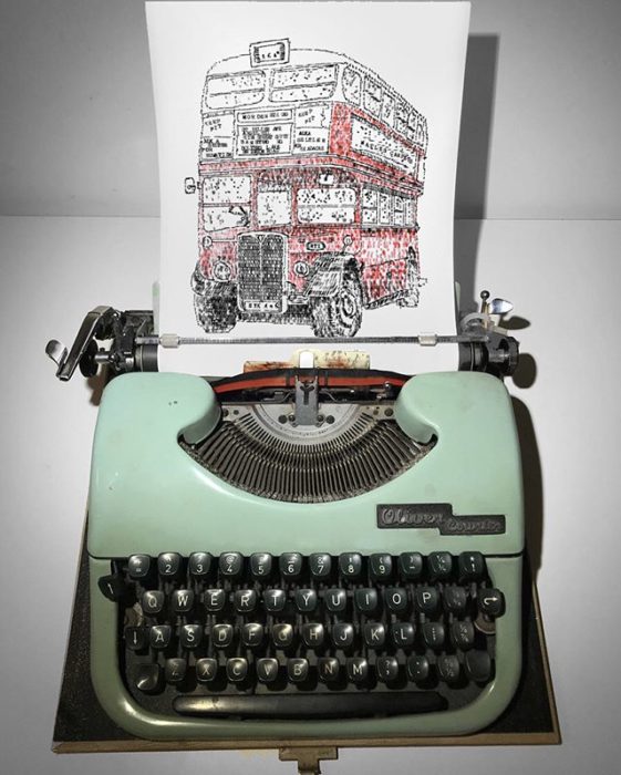 Dibujo de James Cook hecho en una máquina de escribir de un autobús de dos pisos en Londres