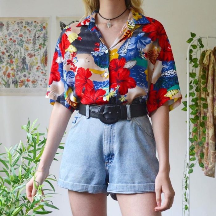 Ideas para combinar shorts con camisa floreada
