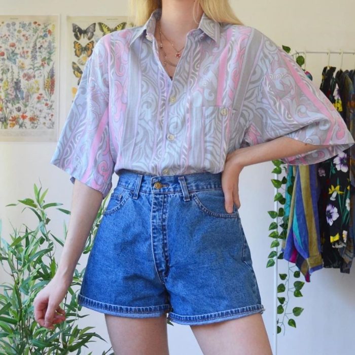 Ideas para combinar shorts con camisa floreada