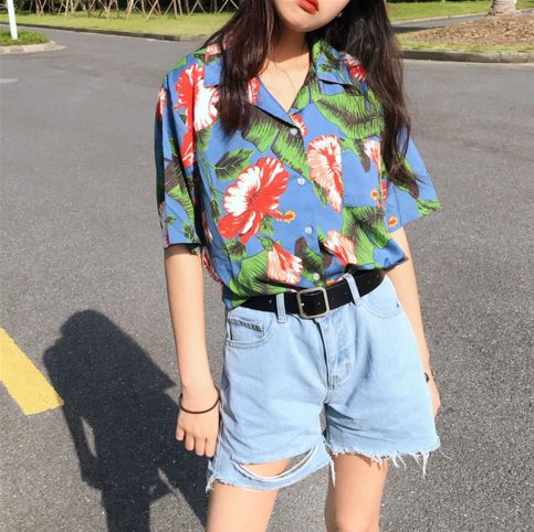 Ideas para combinar shorts con camisa floreada