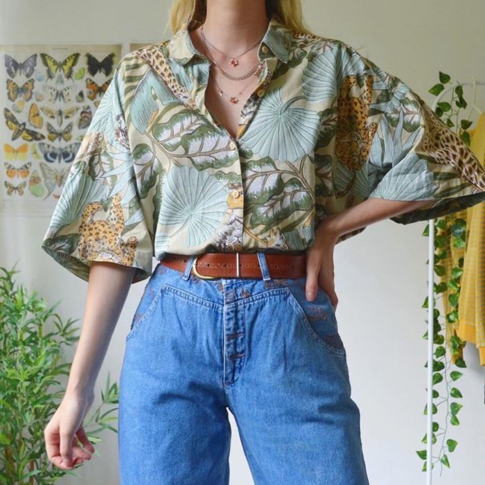 Ideas para combinar shorts con camisa floreada