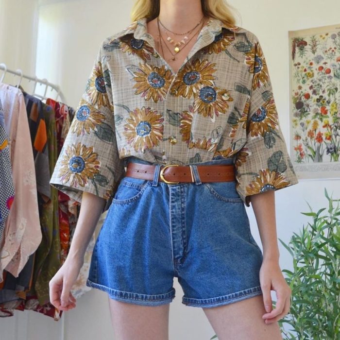 Ideas para combinar shorts con camisa floreada