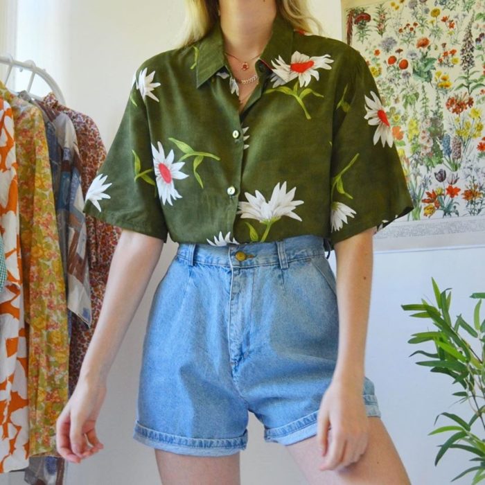 Ideas para combinar shorts con camisa floreada color verde