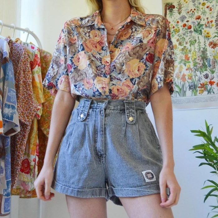 Ideas para combinar shorts con camisa floreada