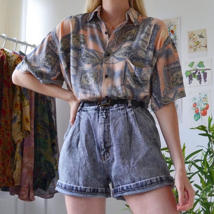 Ideas para combinar shorts con camisa floreada