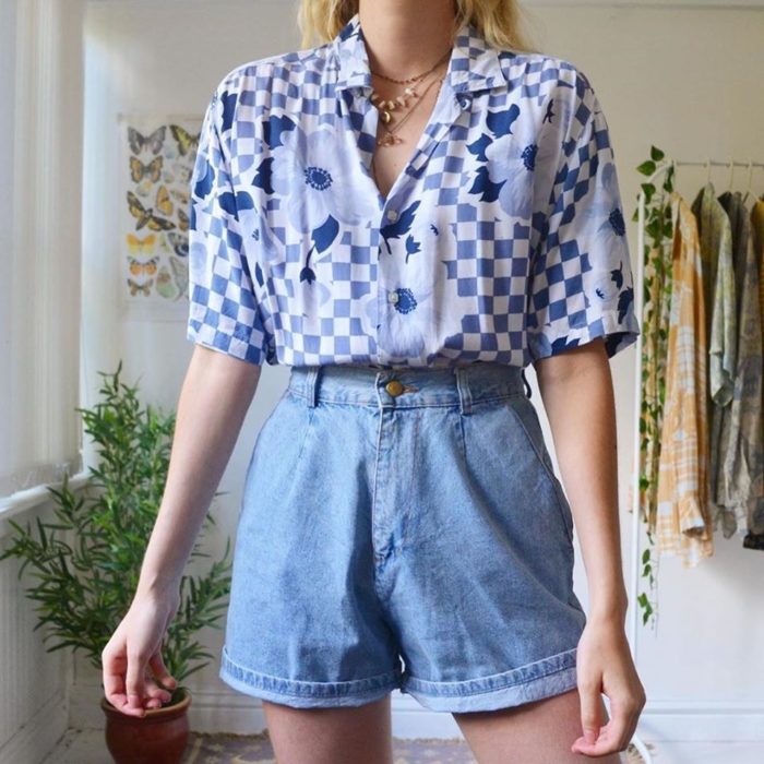 Ideas para combinar shorts con camisa azul con blanco y figuras cuadradas