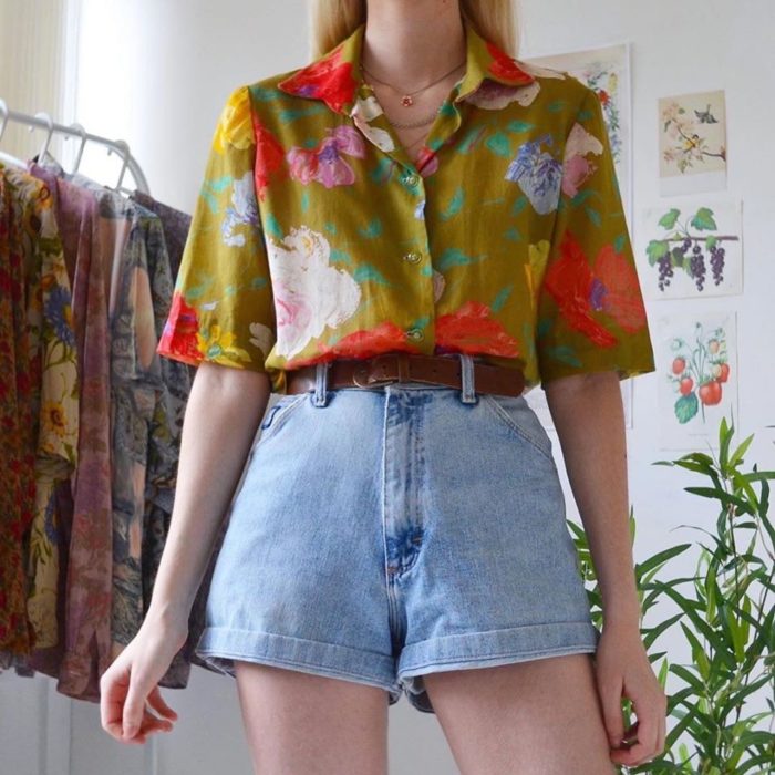 Ideas para combinar shorts con camisa floreada