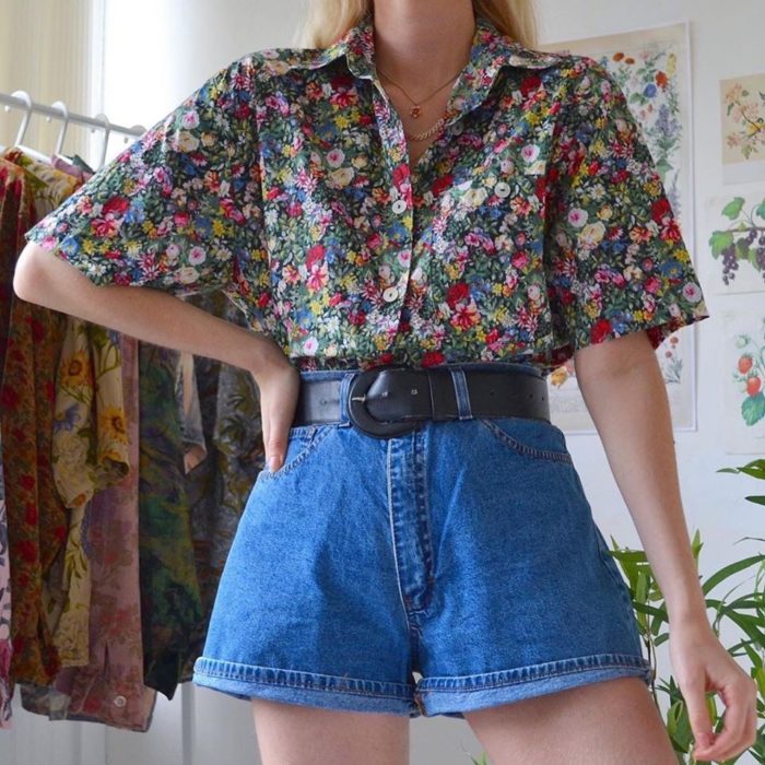 Ideas para combinar shorts con camisa floreada