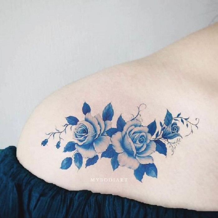 Tatuaje de rosas sobre el hombro en tonos azules