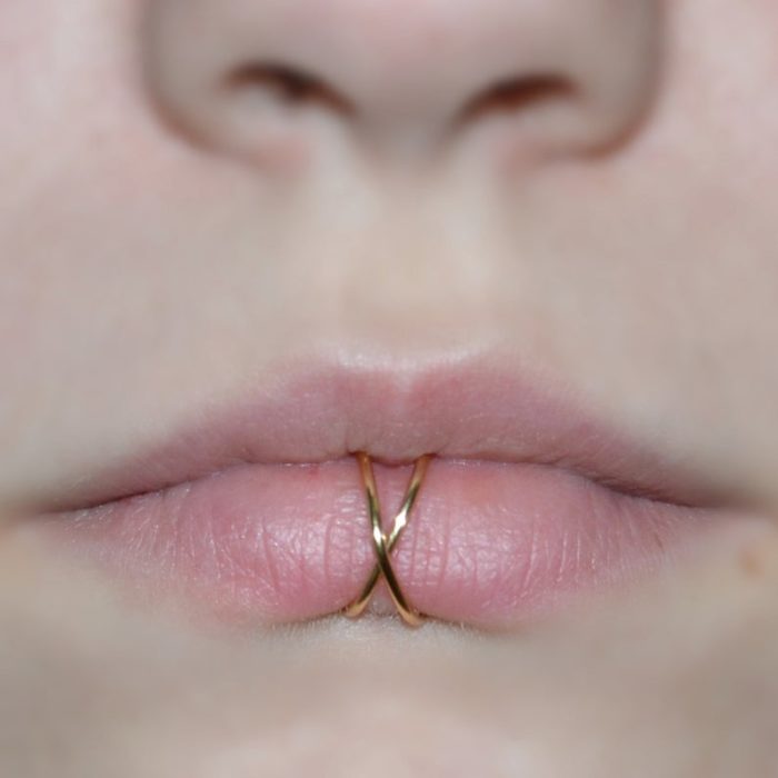 arete falso en forma de argolla, simulador de perforación, para los labios
