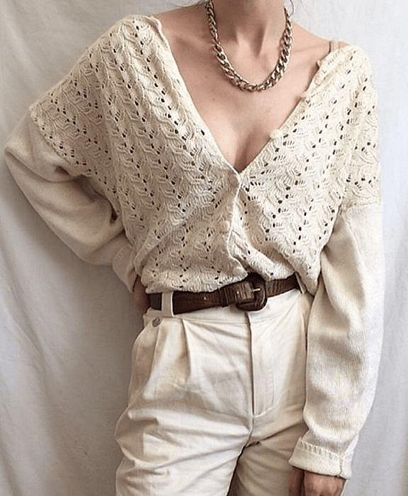 Chica con cárdigan blanco, cinturón café y pantalones blancos