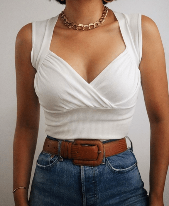 Chica con top blanco y jeans a la cintura