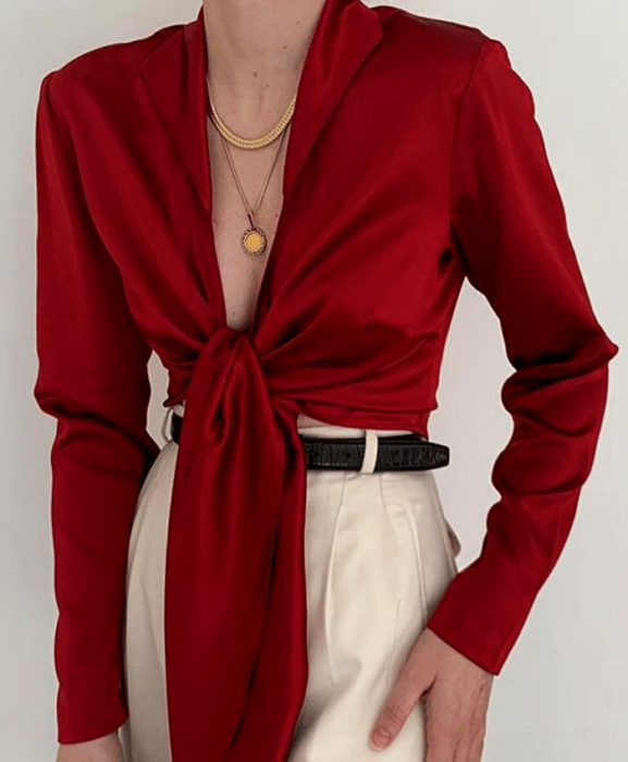 Chica con blusa roja y pantalón blanco