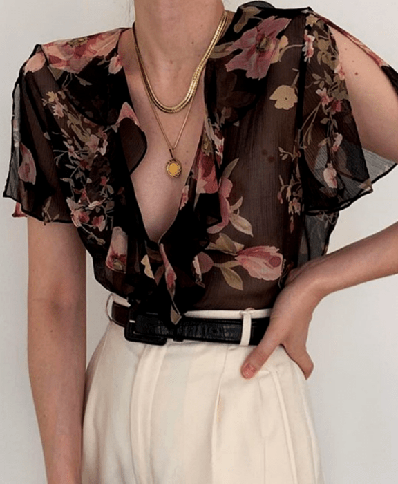 Chica con blusa semi transparente y pantalón blanco