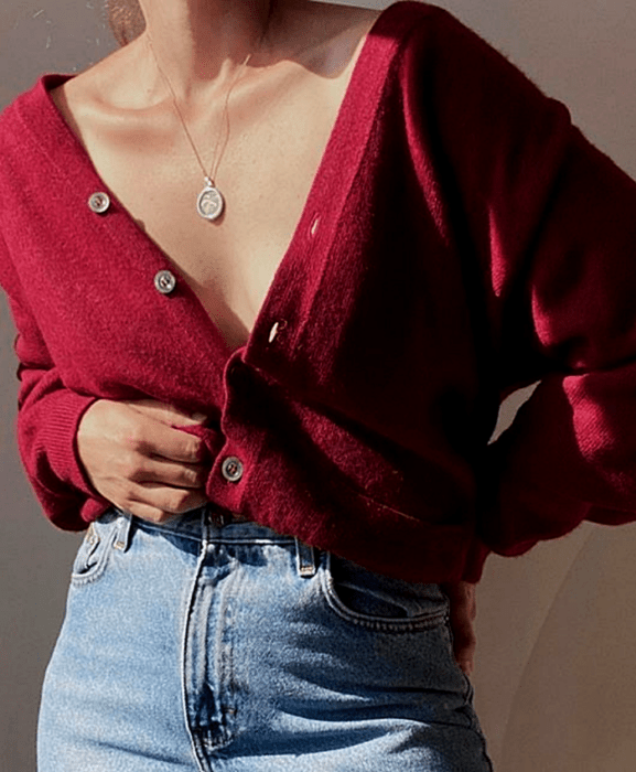 Chica con cárdigan rojo y jeans a la cintura