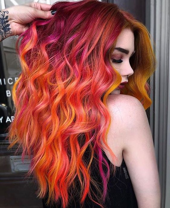 Chica con cabello largo color rojo y amarillo en las puntas