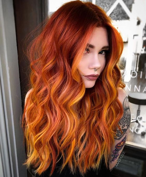 Chica con cabello largo color rojo y amarillo en las puntas