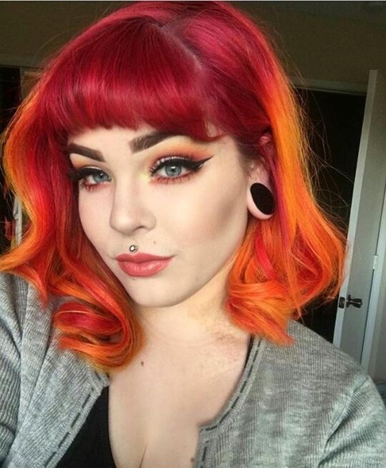 Chica con melena roja con amarillo