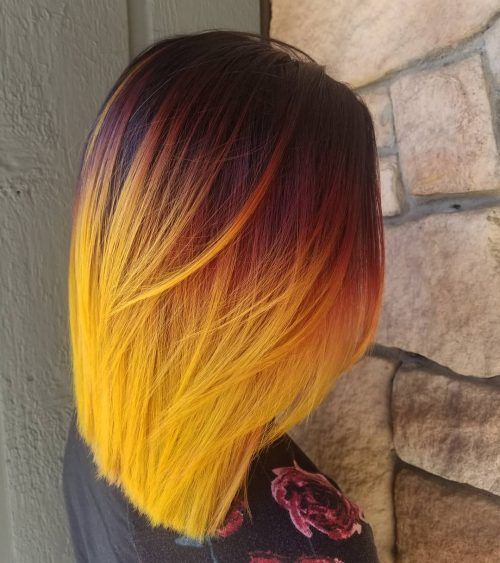 Chica con melena degradada de rojo a amarillo