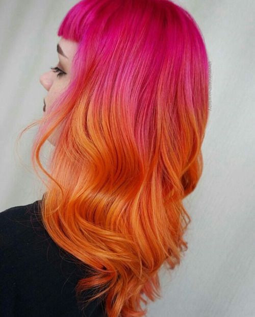 Chica con cabello mitad naranja mitad rosa