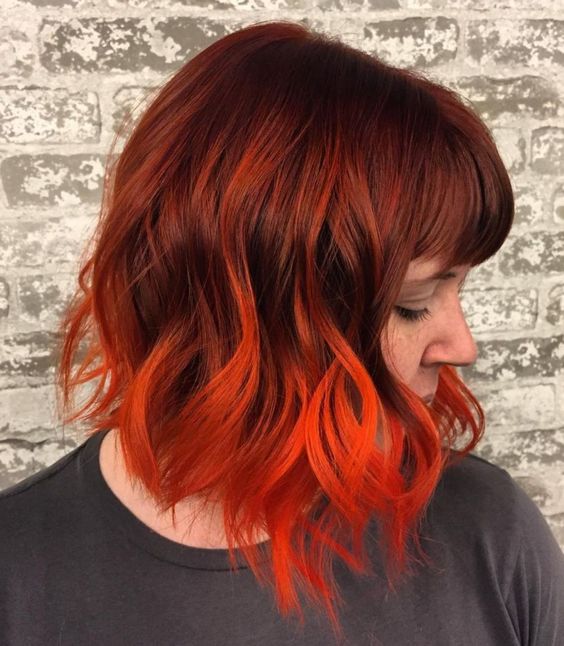 Chica con melena color rojo fuego en las puntas