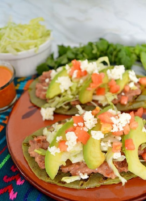 Platillo de nopales con frijoles, queso y aguacate