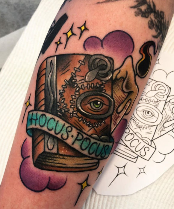 Tatuajes de la película de brujas Hocus Pocus; libro de hechizos y vela, estilo old school vieja escuela; tatuaje en el brazo