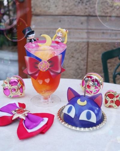 Gelatina y bebida en colores púrpuras inspiradas en Sailor Moon