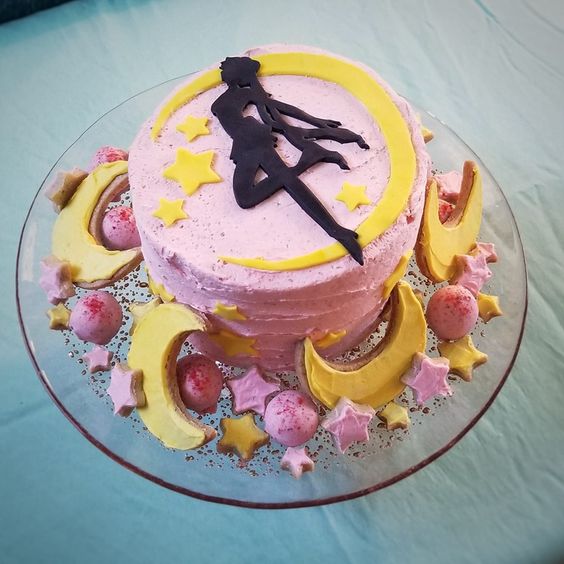 Pastel de cereza decorado con Sailor Moon