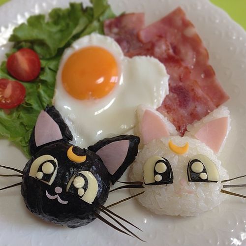Onigiris decorados como Artemis y Luna de Sailor Moon