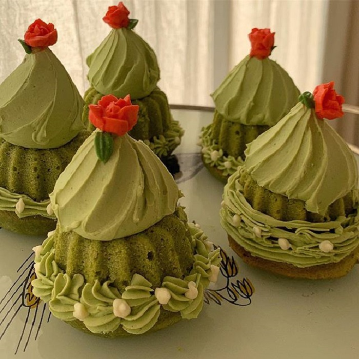 Cupcakes de la repostera Koike, de matcha con betún y una flor roja