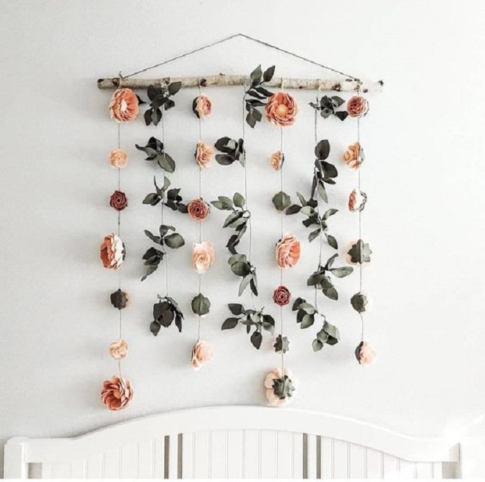 Adorno de pared con colgantes de flores