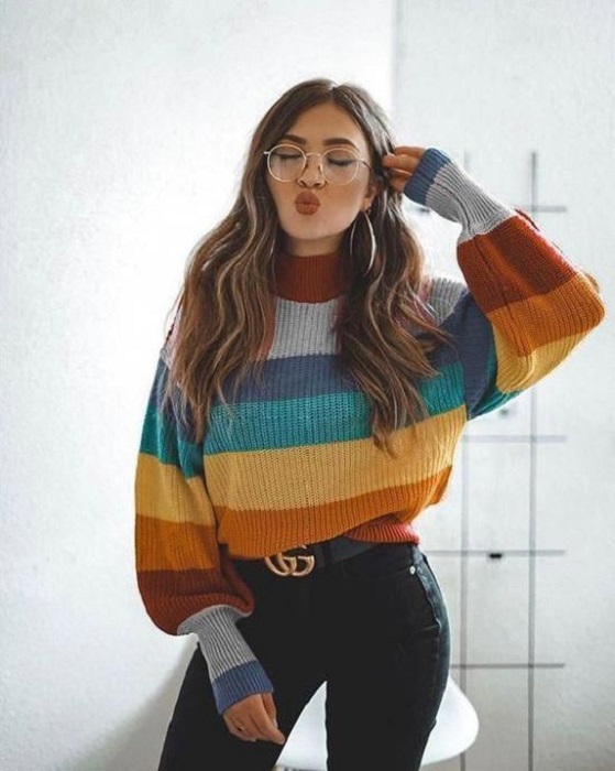 Suéter de colores otoñales a rayas con tonos amarillo, naranja, gris y azul