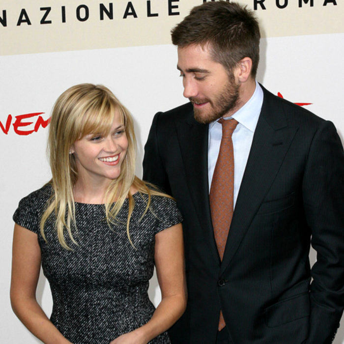 Jake Gyllenhaal mirando a otros famosos; Reese Witherspoon