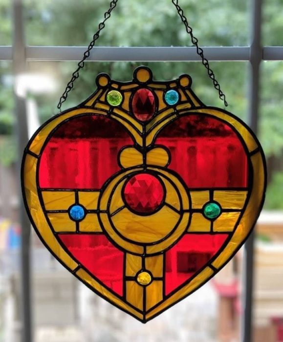 vitral creado por artista Luna negra inspirado en el prisma de corazón de Sailor Moon