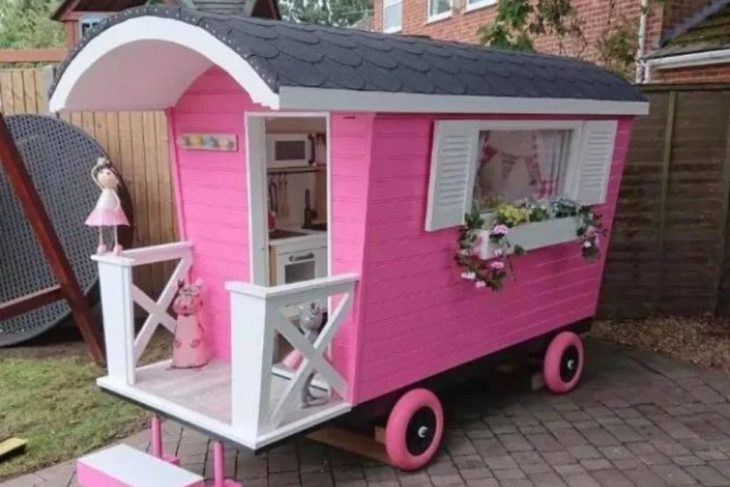 Minicabaña en color rosa con decoraciones en blanco