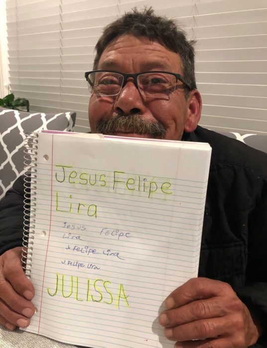 Abuelito aprende a escribir y lo primero que escribe son los nombres de sus nietos