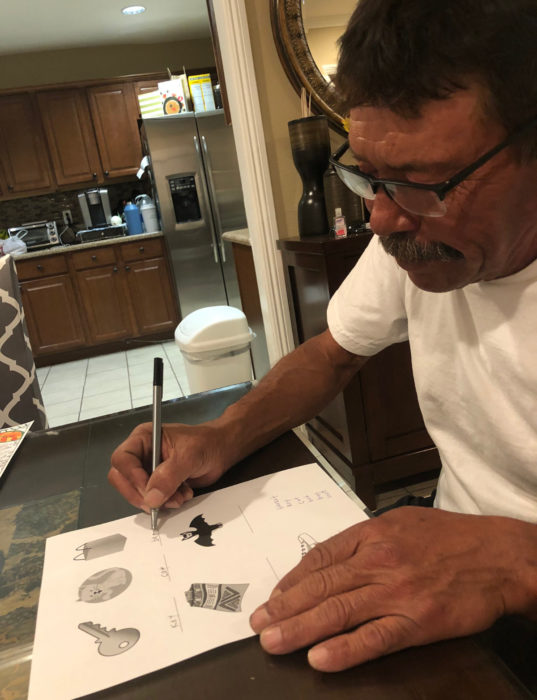 Abuelito aprende a escribir y lo primero que escribe son los nombres de sus nietos