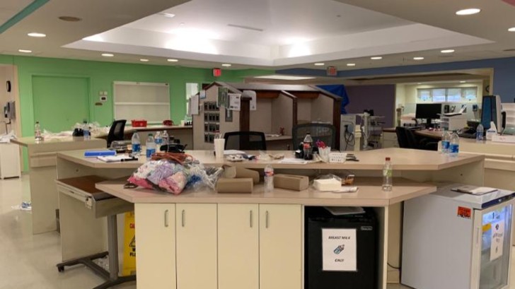 Recepción del Lake Charles Memorial Hospital durante la noche que golpeó el huracán Laura
