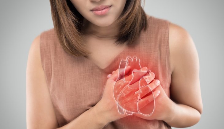 Chica tocando la zona del corazón
