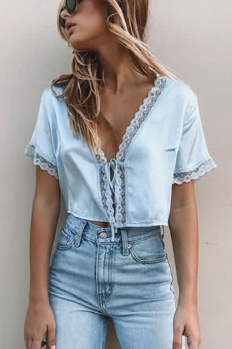 Blusa con escote, color azul cielo, con detalle de encaje en mangas y escote