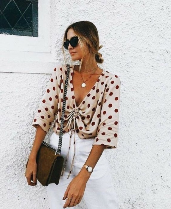 Blusa con escote, color beige con lunares guindas de manga tres cuartos