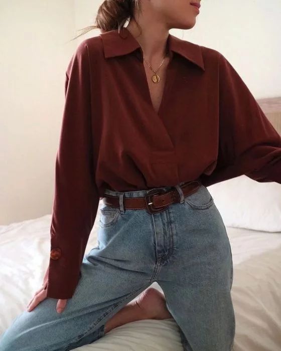 Blusa con escote, color guinda, tipo camisa, de manga larga
