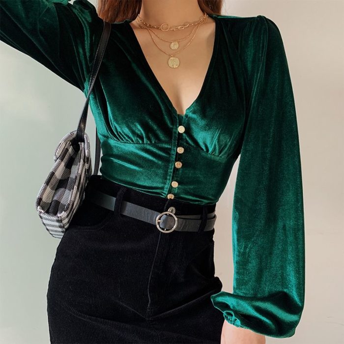 Blusa con escote, color verde velvet, con botones enfrente y de manga larga holgada