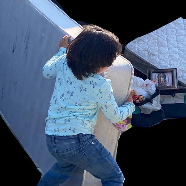 Niñas haciendo la tarea en la calle