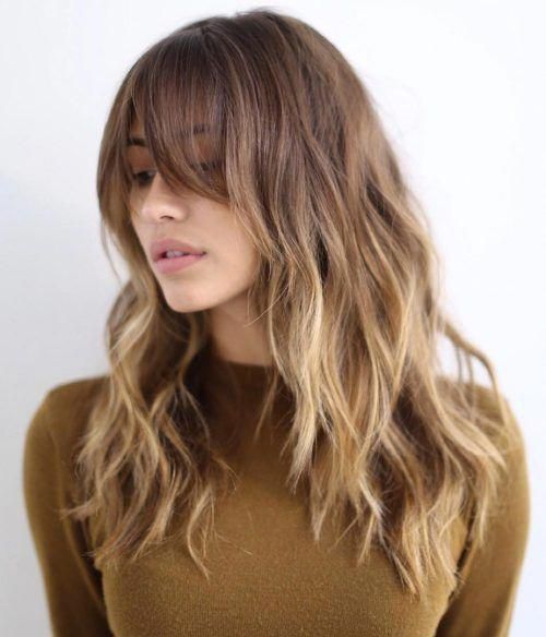 Mujer rubia con corte de cabello medio en capas