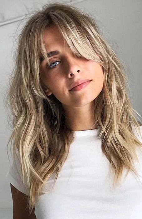 Mujer rubia con corte de cabello medio en capas