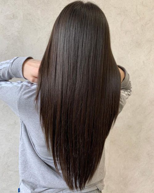 Mujer de cabello largo lacio